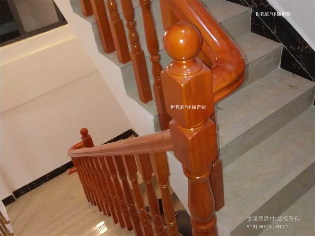 橘红色实木楼梯扶手效果展示
