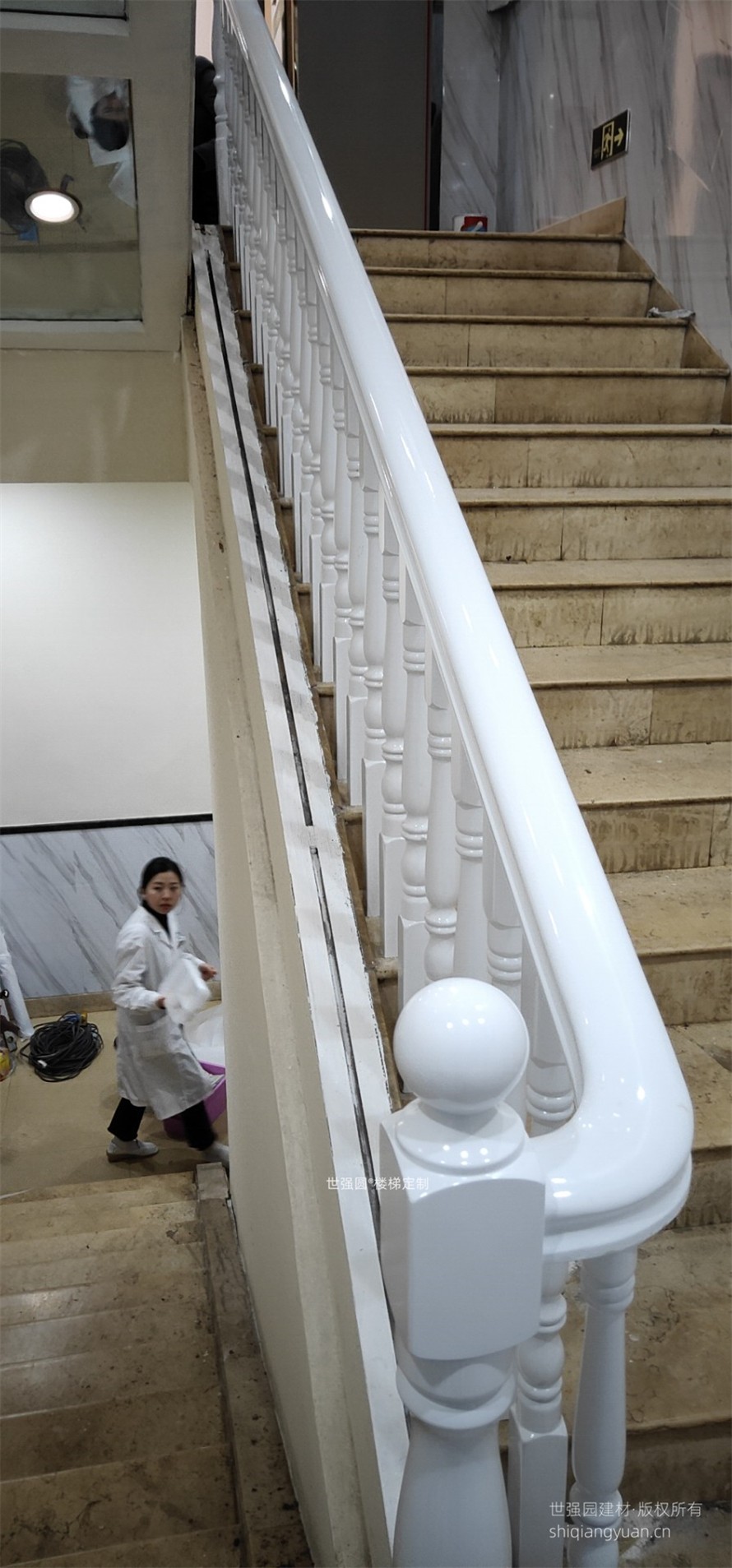 白色实木楼梯扶手安装效果2.jpg