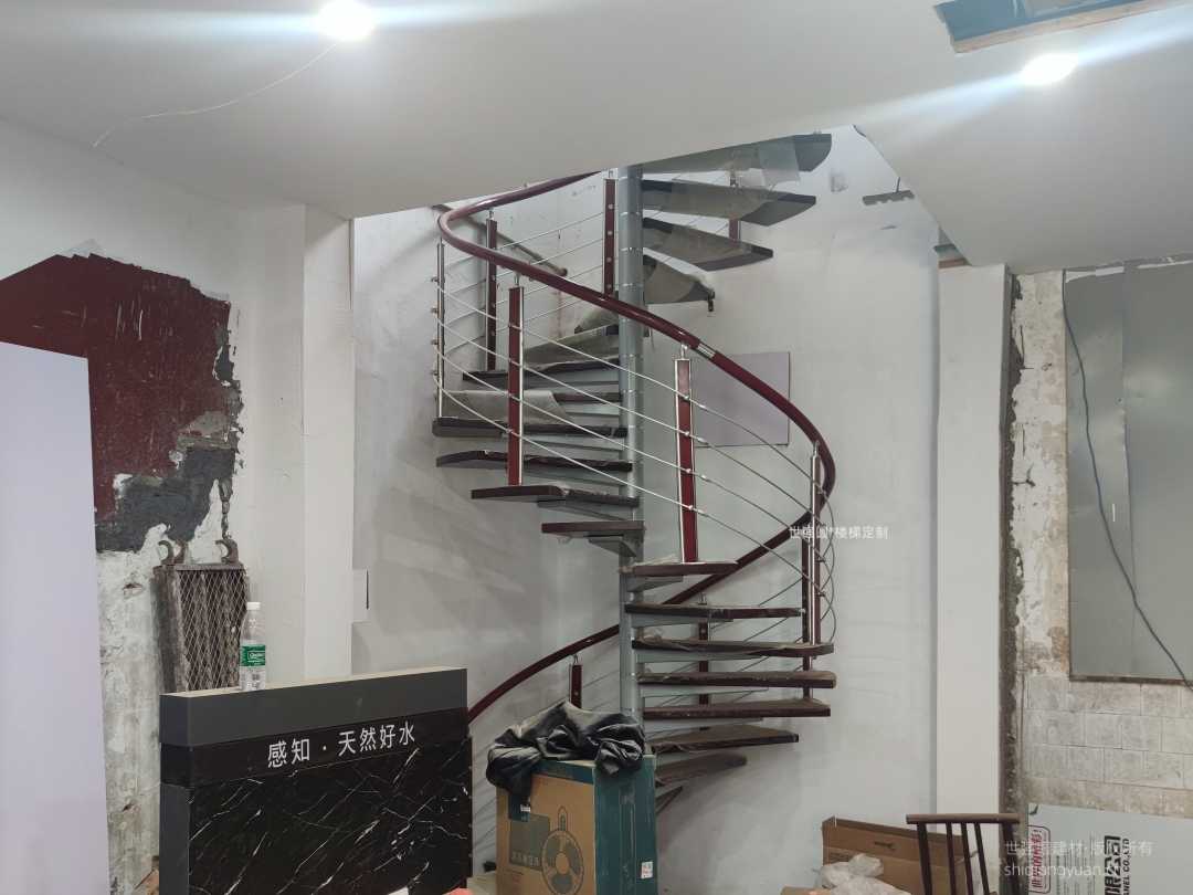 旋转楼梯安装效果_成品钢木楼梯-浏阳普迹镇店铺门面安装案例