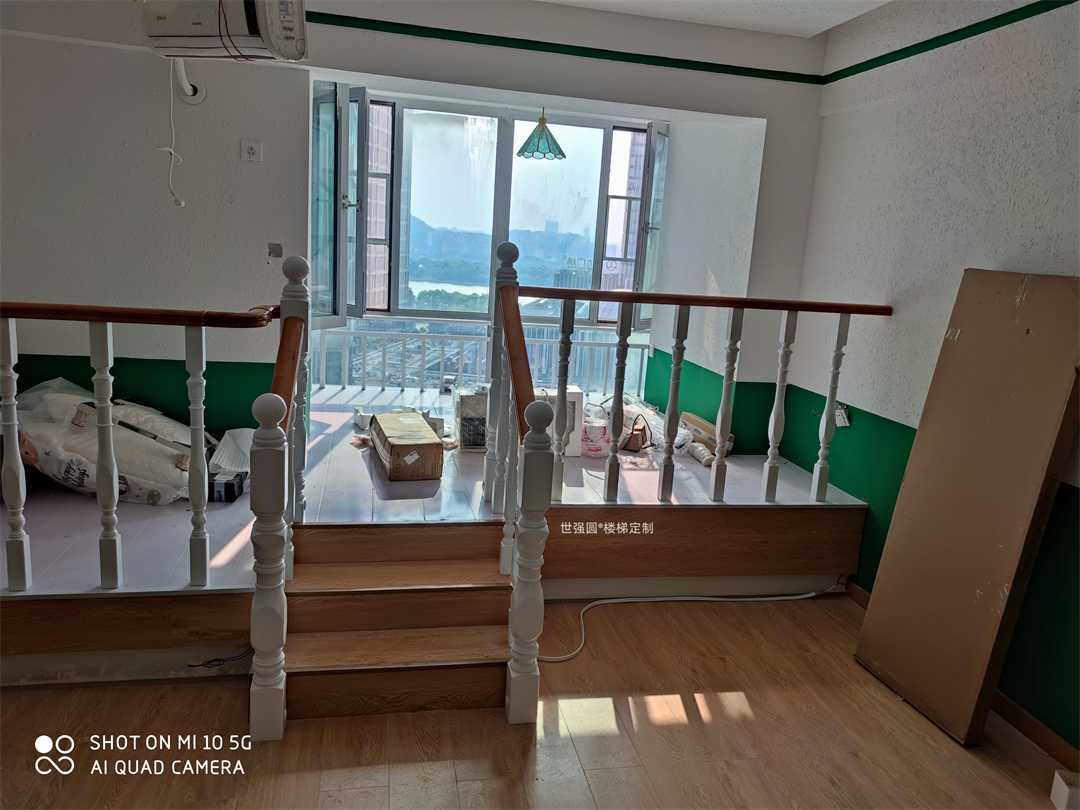 双拼色实木楼梯扶手安装效果图3.jpg