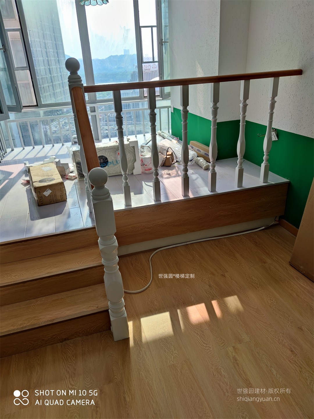 双拼色实木楼梯扶手安装效果图4.jpg