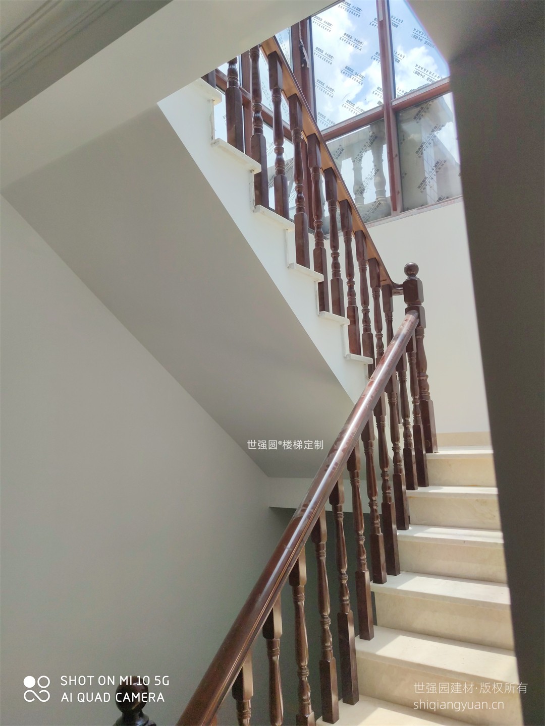褐色实木楼梯扶手安装效果图2.jpg