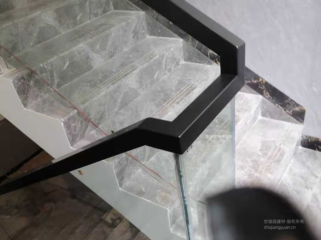 自建房别墅楼梯玻璃扶手安装效果.jpg 自建房别墅楼梯玻璃扶手安装效果.jpg