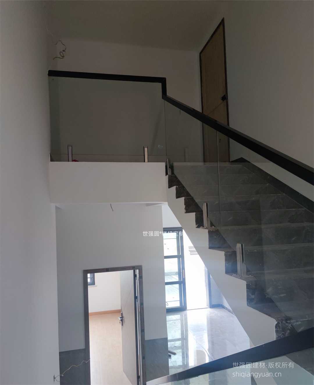 自建房别墅楼梯玻璃扶手安装效果3.jpg