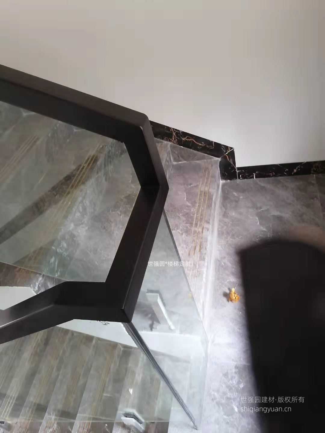 自建房别墅楼梯玻璃扶手安装效果1.jpg