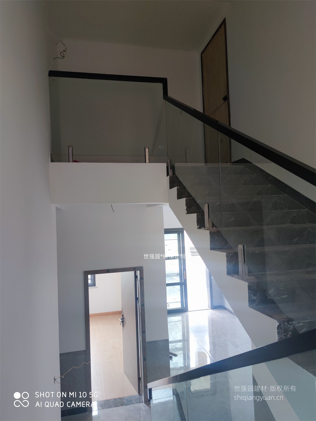 自建房别墅楼梯玻璃扶手安装效果2.jpg