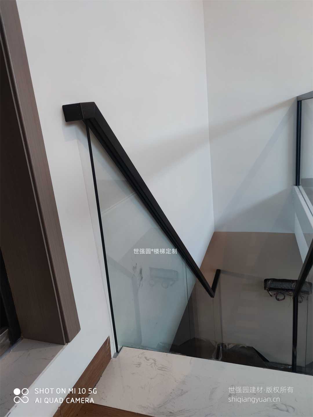 双梁玻璃楼梯成品安装效果图5.jpg