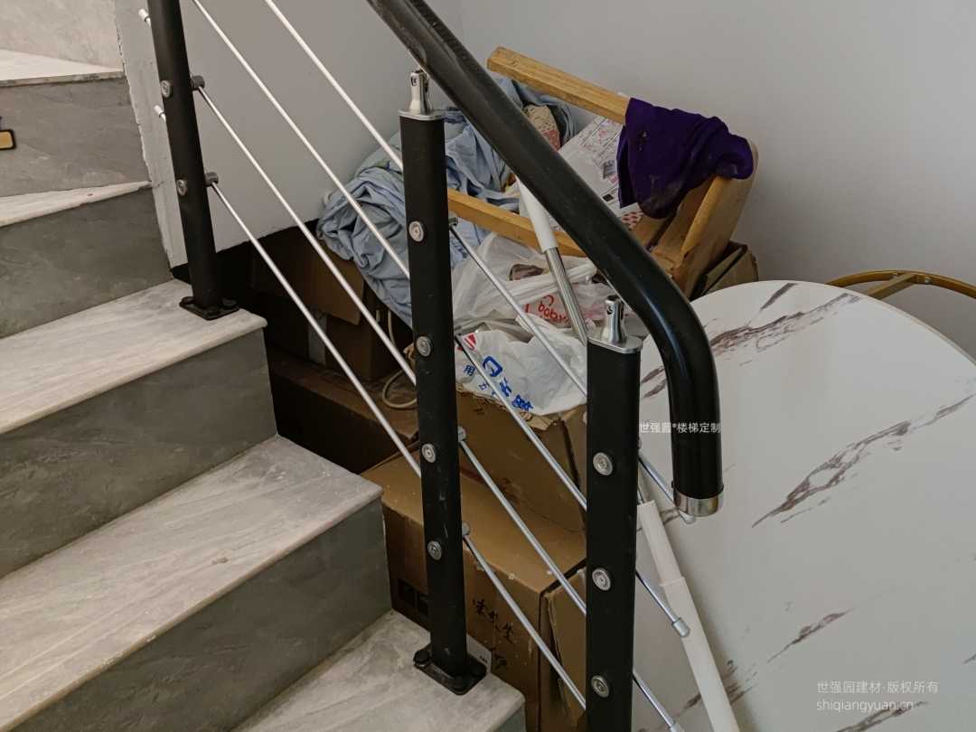 PVC钢木拉丝扶手安装效果图-移位弯效果-长沙宏景名厦客户案例
