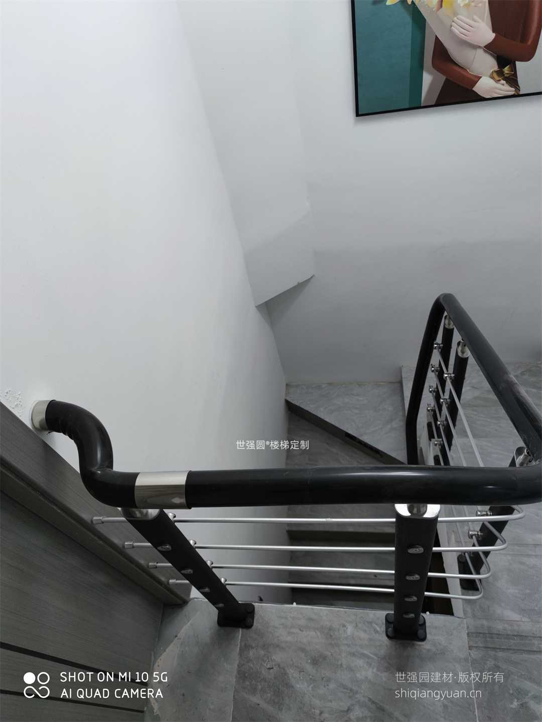 PVC钢木拉丝扶手安装效果图1.jpg