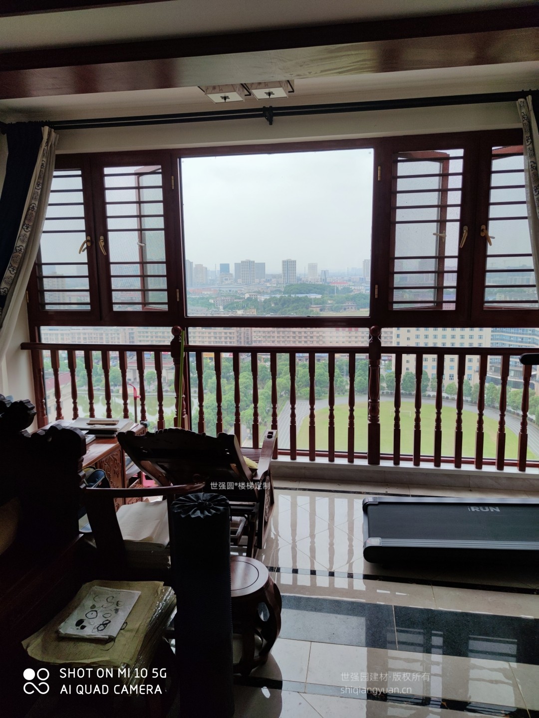 阳台实木护栏安装效果图1.jpg